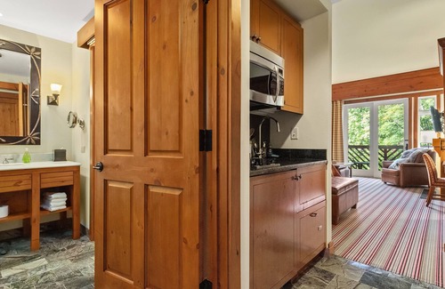 Stowe Area Condo | Luxury Studio Ski in -Ski out Mnt Mansfield Views, Mountain Golf Course Access