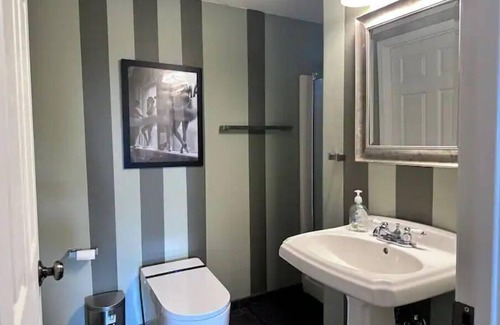 Bull Mountain House | Luxury Suit w/ Pool table HotTub