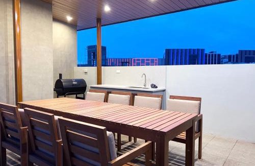 Malabanias Apartment | Luxury Suite near Clark International Airport