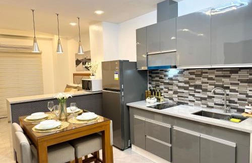 Malabanias Apartment | Luxury Suite near Clark International Airport