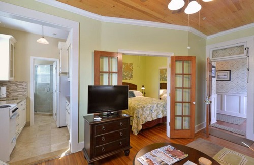 Stuart Hotel | LUXURY SUITE QUEEN ROOM 12 AT OLD COLORADO INN
