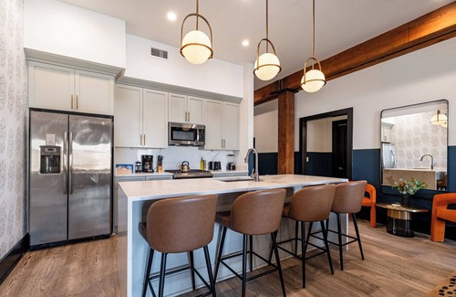 Central Business District Hotel | Luxury Suite | Rooftop Pool | Walk-French Qtr