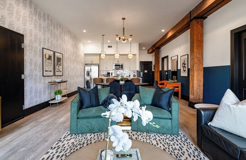 Central Business District Hotel | Luxury Suite | Rooftop Pool | Walk-French Qtr