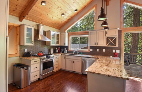 Kingswood Estates House | Luxury Tahoe Chalet | Minutes to Dining
