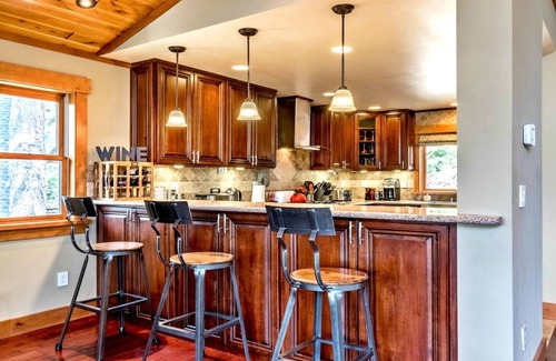 Truckee House | Luxury Tahoe/Donner Home w/Mountain Views, Sauna & Hot Tub! - 6 Bed/4.5 Bath