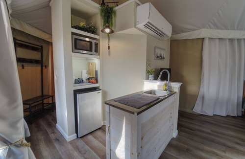Oatmeal Cabin | Luxury Tent #4 w/outdoor soaking tub and amazing views