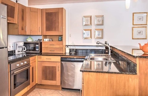 Gibbes Apartment | Luxury Three Bedroom Holiday Apartment with Pool