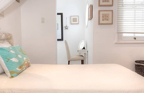 Gibbes Apartment | Luxury Three Bedroom Holiday Apartment with Pool