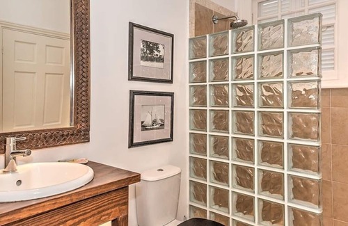 Gibbes Apartment | Luxury Three Bedroom Holiday Apartment with Pool