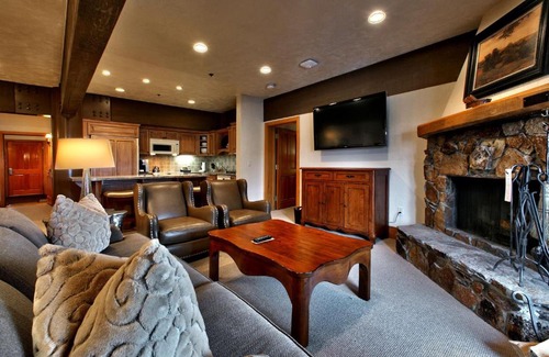 Deer Valley Apartment | Luxury Three Bedroom Suite with Mountain Views and Hot Tub apartment hotel