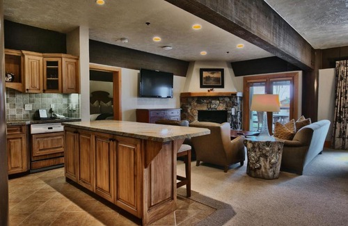 Deer Valley Apartment | Luxury Three Bedroom Suite with Mountain Views and Hot Tub apartment hotel