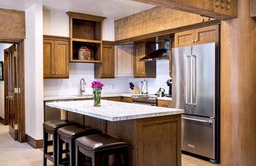 Deer Valley Apartment | Luxury Three Bedroom Suite with Mountain Views and Three Hot Tubs apartment hotel