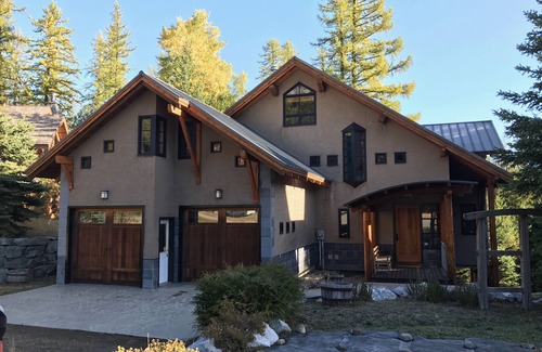 East Kootenay Ski Chalet | Luxury Timber Frame Chalet, Fernie Alpine Resort, Ski in/Out