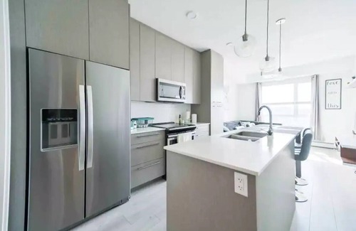Calgary Condo | Luxury Top Floor💎FREE Parking💎PS4💎10min to Airport