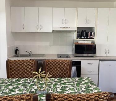 Noosaville Apartment | Luxury Top Floor Sunset Villa