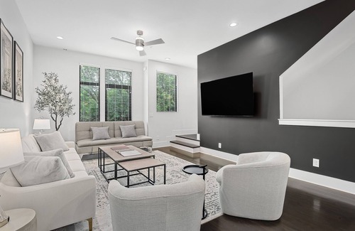 Midtown House | Luxury Townhome/9 BEDS Next to Vandy/Belmont & 2 Miles to Downtown