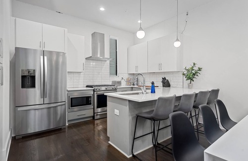 Midtown House | Luxury Townhome/9 BEDS Next to Vandy/Belmont & 2 Miles to Downtown