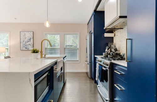 Oak Cliff House | Luxury Townhome | Pet Friendly