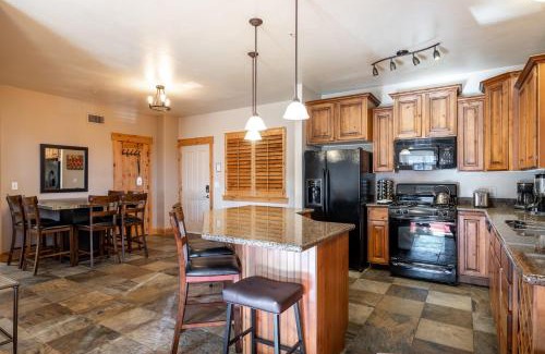 Bear Hollow Village House | Luxury Townhome, Private Balcony, Great Location, 3 Bedrooms
