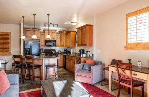 Bear Hollow Village House | Luxury Townhome, Private Balcony, Great Location, 3 Bedrooms