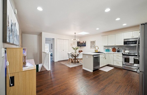Downtown Toledo House | Luxury Townhome-Walk everywhere in Downtown Toledo! 2brs, 2.5baths. Garage!