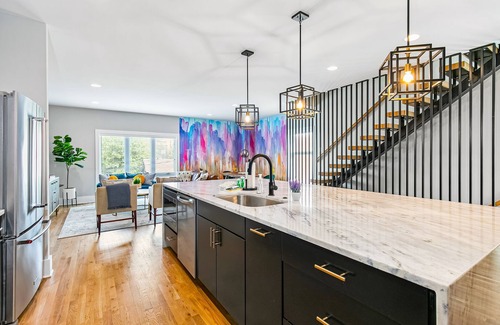 Hadley - Washington House | Luxury townhouse with a rooftop patio, central AC, & washer/dryer