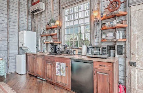 Wadmalaw Island Apartment | Luxury Treehouse Retreat near Charleston with Loft Pet friendly