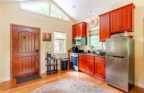 Marshall Cabin | Luxury Treehouse - Poplar Treehouse - Near Asheville - Pet Friendly
