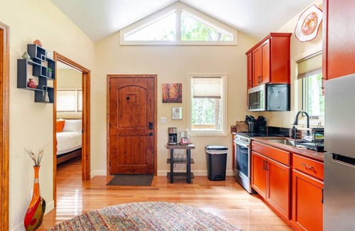 Marshall Cabin | Luxury Treehouse - Poplar Treehouse - Near Asheville - Pet Friendly