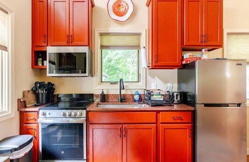 Marshall Cabin | Luxury Treehouse - Poplar Treehouse - Near Asheville - Pet Friendly