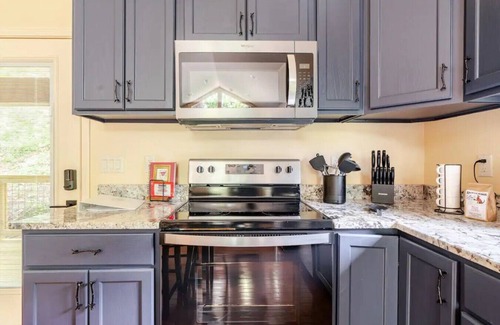 Marshall Cabin | Luxury Treehouse - The Aerie - Near Asheville - Pet Friendly