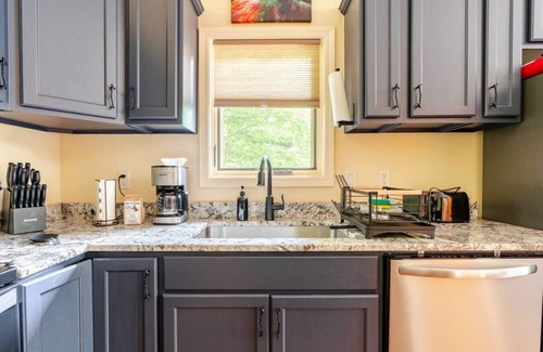 Marshall Cabin | Luxury Treehouse - The Aerie - Near Asheville - Pet Friendly