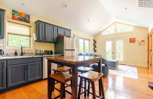 Marshall Cabin | Luxury Treehouse - The Aerie - Near Asheville - Pet Friendly