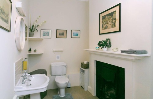 Hexham House | Luxury twin bedroom w ensuite shower room in the wing of private Country House
