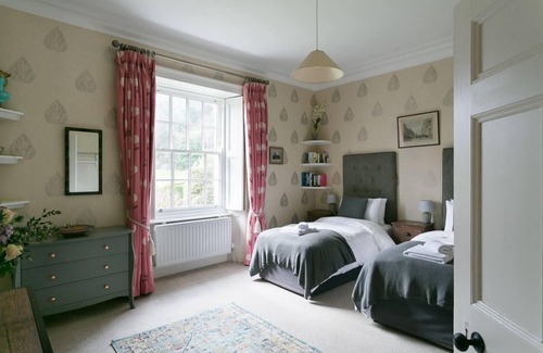 Hexham House | Luxury twin bedroom w ensuite shower room in the wing of private Country House