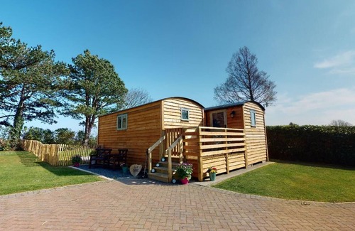 Tywyn Cabin | Luxury Twin Shepherds Hut - Cosy & Romantic