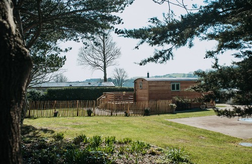 Tywyn Cabin | Luxury Twin Shepherds Hut - Cosy & Romantic