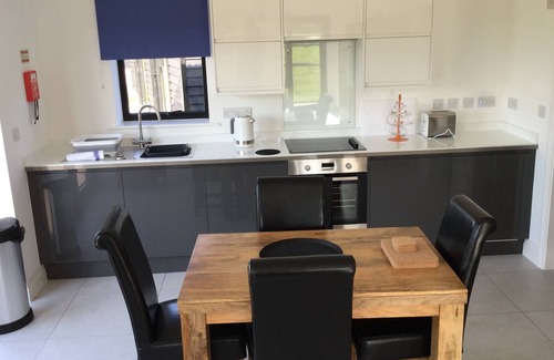 Hurstpierpoint Cottage | Luxury two bedroom lodge within walking distance distance of Hurstpierpoint.