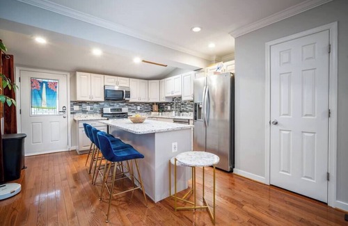 Bellevue House | Luxury Urban Oasis Free Parking Centrally Located!