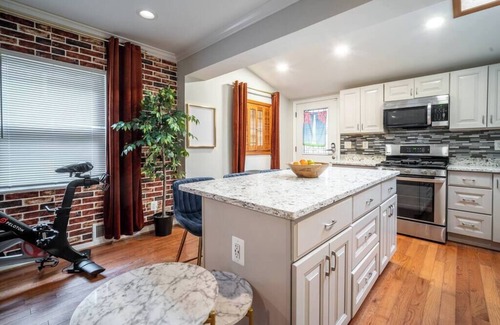 Bellevue House | Luxury Urban Oasis Free Parking Centrally Located!