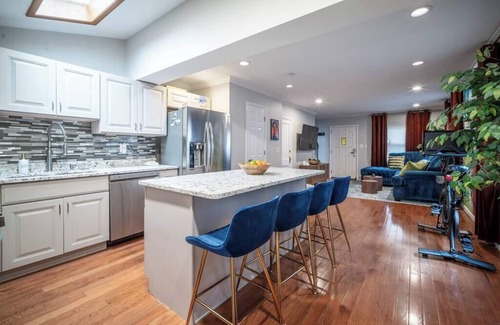 Bellevue House | Luxury Urban Oasis Free Parking Centrally Located!