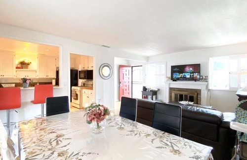 Sherwood Forest and Thistle Development House | 🌻🎈Luxury vacation home 8 minutes to Disneyland & Knott’s Berry farm✨5Br/2Ba☀️