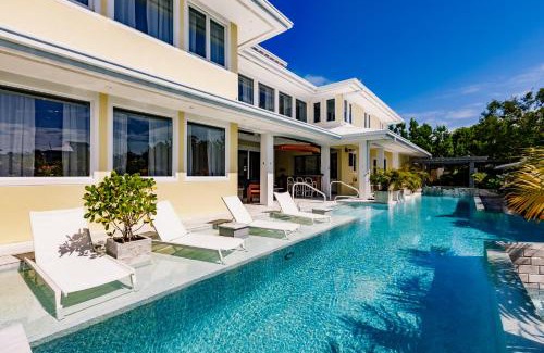 Marathon Villa | Luxury Villa-60 ft Pool-Jacuzzi-Endless Amenities-