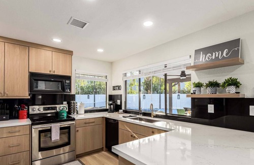 Santiago House | Luxury Villa 6BR home, 5 En-suite Bathrooms & Pool