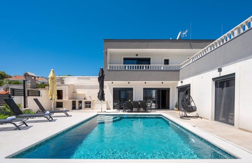 Sevid Villa | Luxury Villa Bonaza with Pool