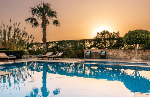 Sitia Apartment | Luxury villa by the pool in Crete