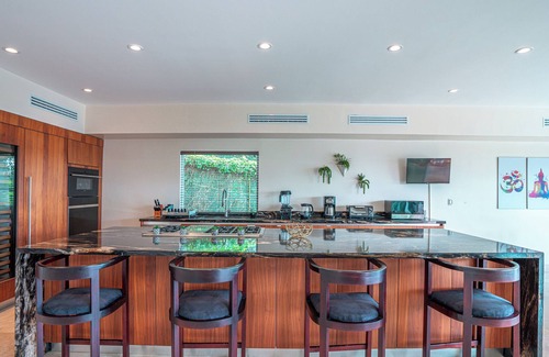 Ciudad Colon Villa | Luxury Villa Casa Om Infinity Pool Fast Wi-Fi