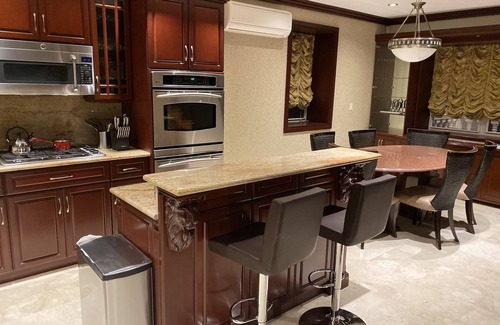 Astoria Heights Villa | Luxury Villa close to NYC