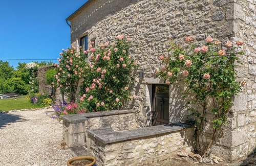 Montaigu-de-Quercy Villa | Luxury villa with pool and courtyard