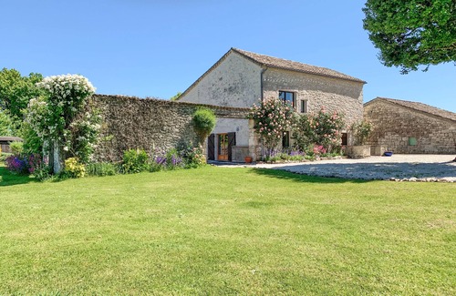 Montaigu-de-Quercy Villa | Luxury villa with pool and courtyard